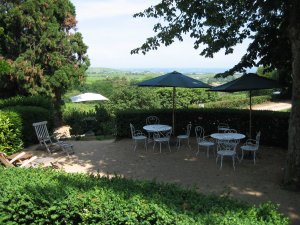A l'ombre de la terrasse haute chambres hotes chateau Beaujolais 4 epis 69 Rhône Lantignie Morgon Regnie